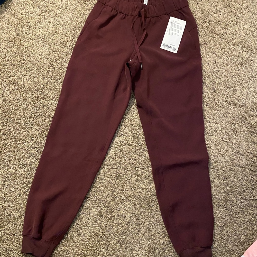 Lululemon on the fly jogger